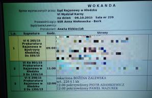 Sędzia zasłoniła oczy mediom. Policjanci rzekomo pokrzywdzeni ani prokurator nie przyszli do sądu. Ciąg dalszy sądowej tragifarsy w sprawie Bożeny Zalewskiej