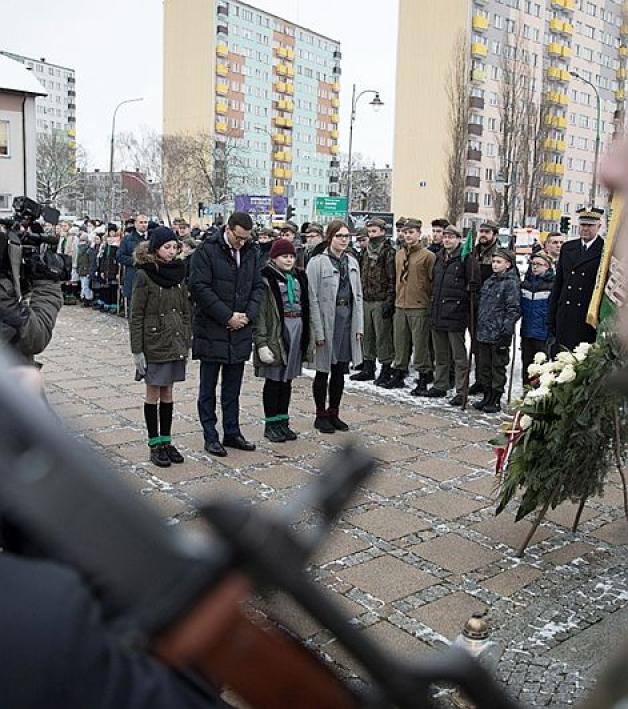 Ostrołęka: Premier Mateusz Morawiecki złożył kwiaty przed Pomnikiem Ofiar Terroru Komunistycznego i tablicą upamiętniającą wizytę śp. prezydenta Lecha Kaczyńskiego